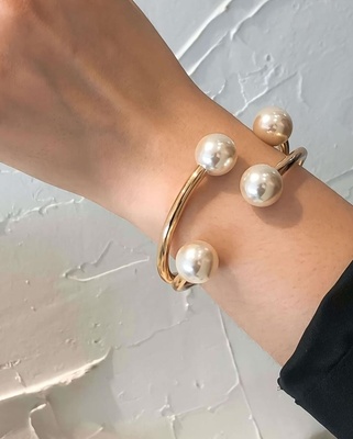 Gold pearl bracelet